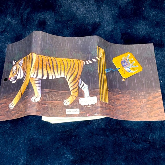 NWT- India Journal with a tiger image wrapped around the entire book w/ button - Picture 5 of 12